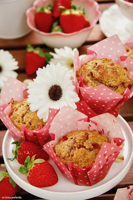 muffins-de-fresas-pistachos-y-chia, strawberry-pistachio-muffins-with-chia