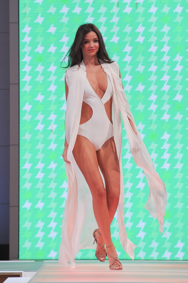 Miranda-Kerr-Swimsuit-Cameltoe-Modelling-Sexy-Dresses-At-David-Jones-Show-In-Sydney-04.JPG