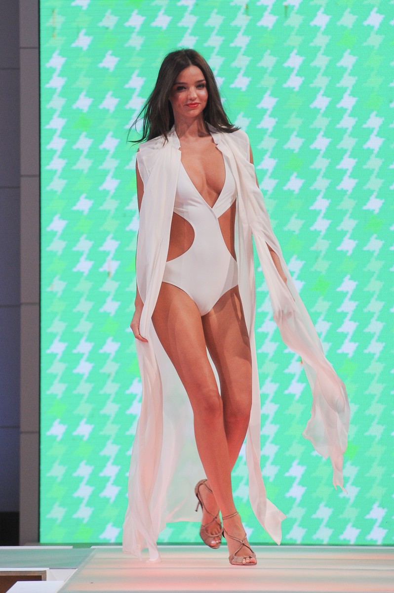 Miranda-Kerr-Swimsuit-Cameltoe-Modelling-Sexy-Dresses-At-David-Jones-Show-In-Sydney-04.JPG