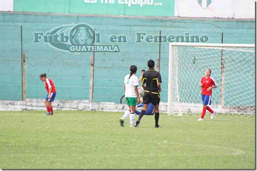 estrellan el balon en el travesaño de santiago al 441