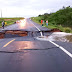 EM CARAVELAS TRECHO É INTERDITADO APÓS ASFALTO CEDER PRÓXIMO À PONTE SOBRE O RIO PERUÍPE