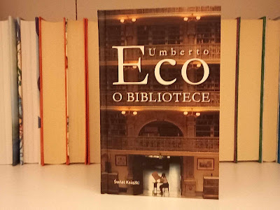 Książka Eco na tle innych książek