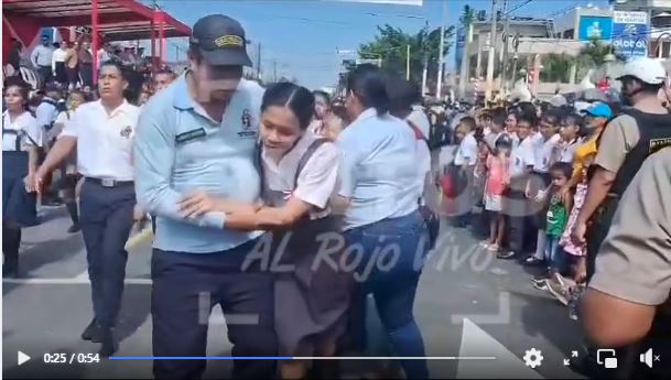 20 ALUMNOS  SE DESMAYAN EN PLENO DESFILE EN IQUITOS