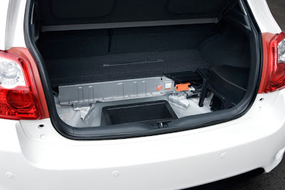 2011 Toyota Auris Hybrid Trunk View