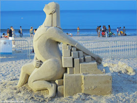 Esculturas de Arena de Revere Beach: Look Up de Marianne Van Den Broek