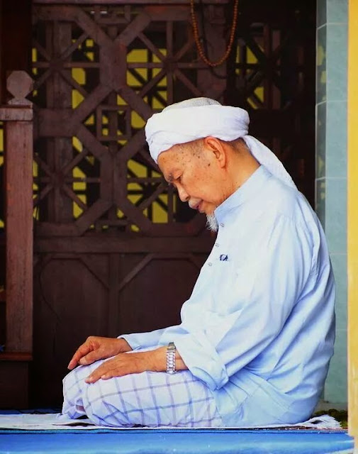 Biodata YAB Dato’ Bentara Setia Tuan Guru Haji Nik Abdul Aziz Nik Mat 
