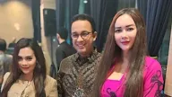 Aura Kasih Foto Bareng dengan Anies Baswedan, Warganet: Barisan Abah