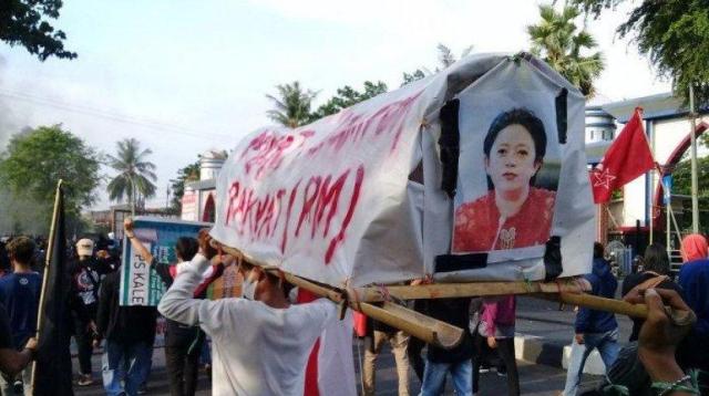 Mahasiswi Makassar Ditangkap Gara-gara Usung Keranda Bergambar Puan Maharani