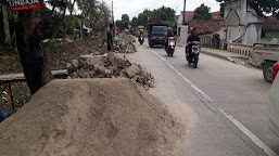 Pengguna Jalan Keluhkan Keberadaan Tumpukan Material Kegiatan Balai di Jalan Raya