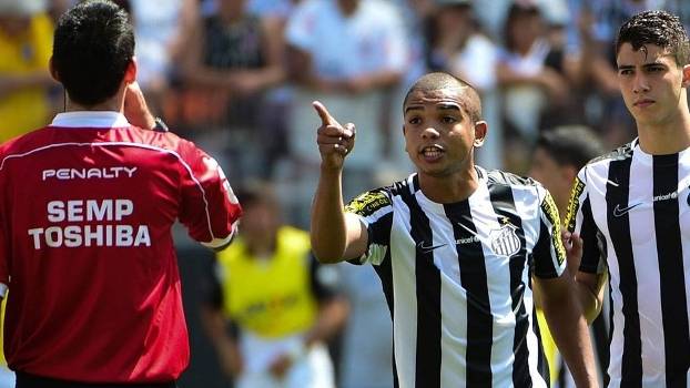 Em jogo quente, Santos cai em Itaquera