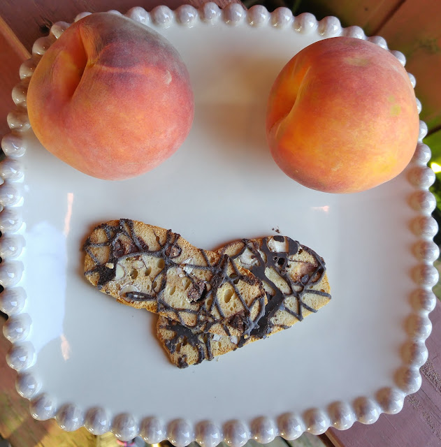 Peaches and dark chocolate almond cookie thins