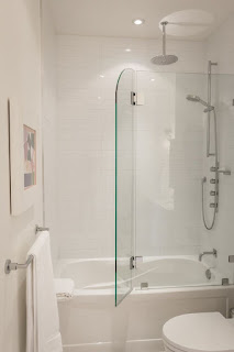 Things we have to consider the application of bathtub enclosures
