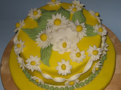 daisy cakes. This cake is from my Fondant