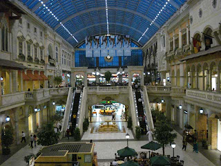  un grande centro commerciale costruito inward stile italiano BurjAlArabDubai: Mercato Mall a Dubai