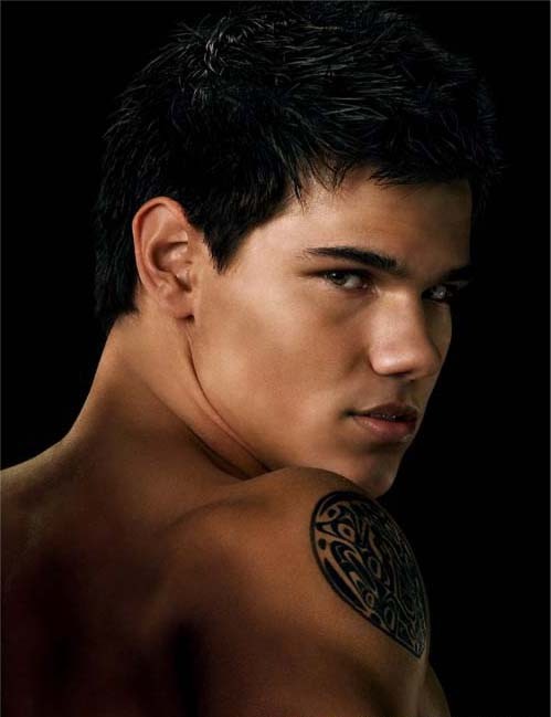 Taylor Lautner Jacob sin camisa y con tatuaje Taylor Lautner Jacob sin camisa y con tatuaje