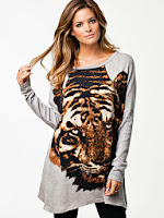 http://nelly.com/no/kl%C3%A6r-til-kvinner/kl%C3%A6r/gensere/vero-moda-631/jungle-oversize-blouse-800410-80/