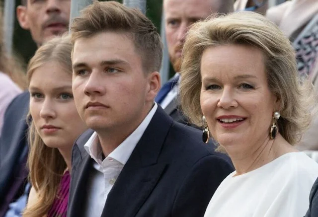 Queen Mathilde wore a fringed crepe top by Carolina Herrera. Crown Princess Elisabeth, Princess Eleonore and Princess Delphine