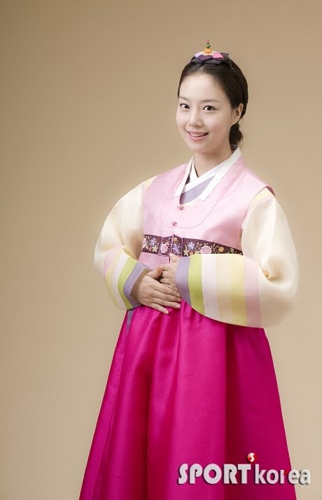 [Moon+Chae+Won+hanbok.jpg]