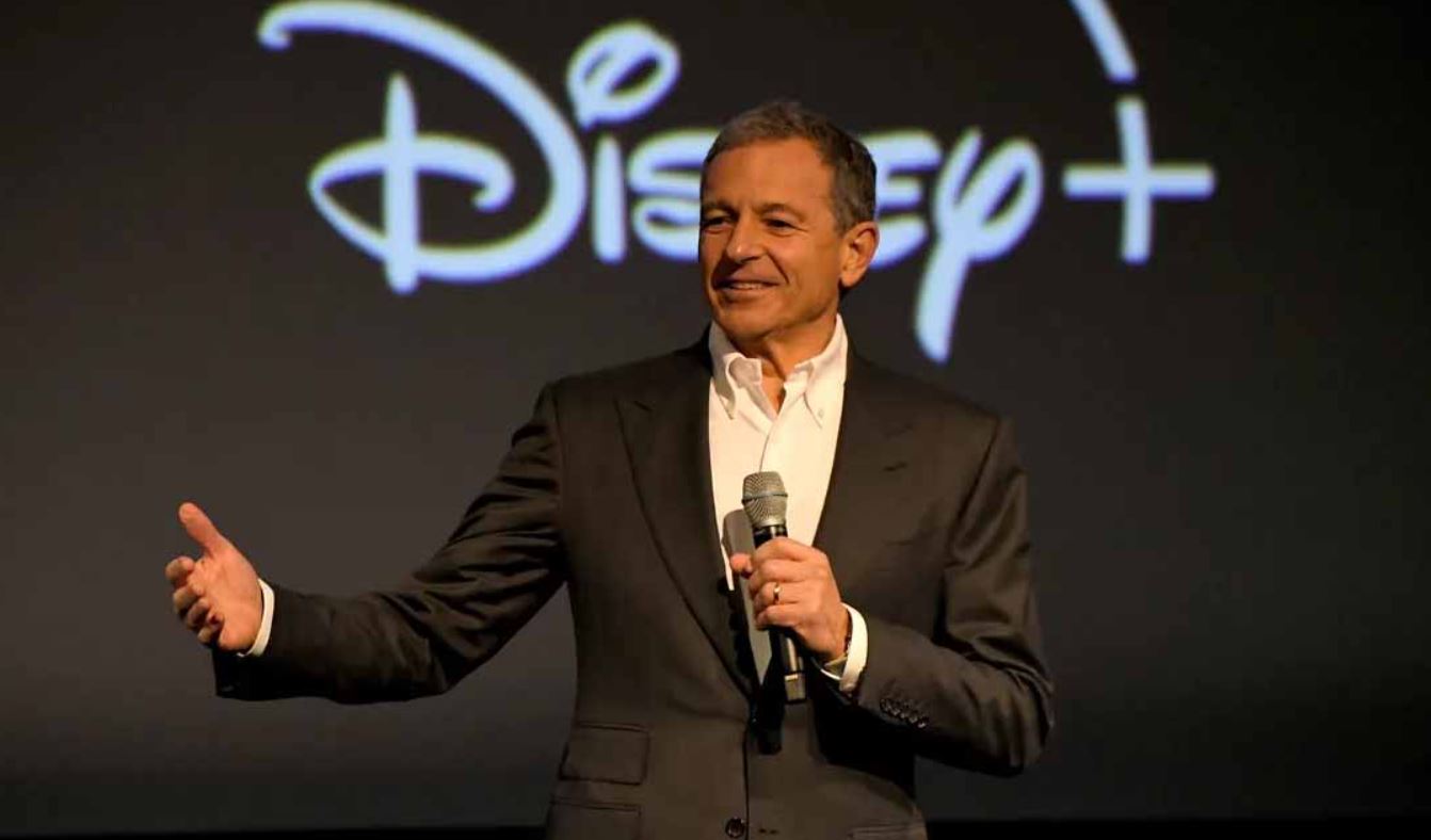Bob Iger kehrt zu seiner vor zwei Jahren verlassenen CEO-Position bei Disney zurück. Berichten zufolge hat Disney Bob Chapek gefeuert.