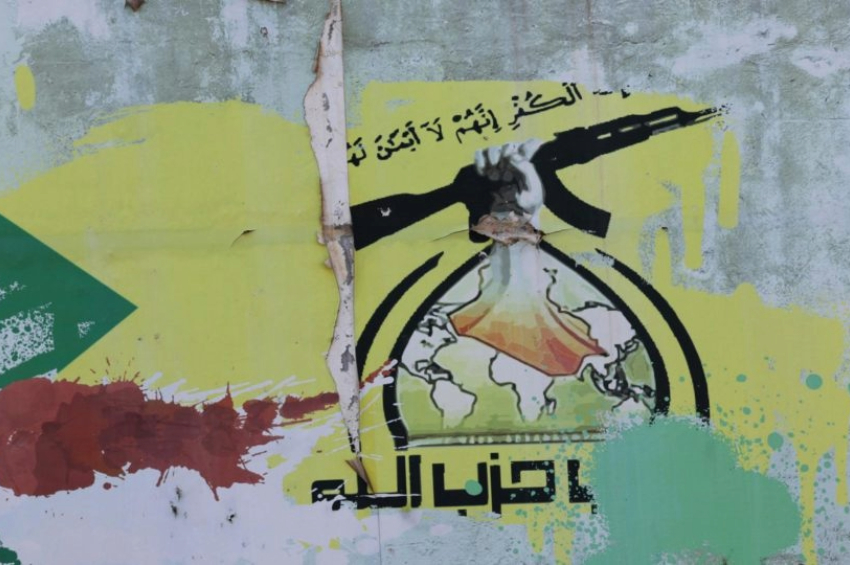 Uma pintura do símbolo do Hezbollah e da bandeira do Líbano na parede de uma casa em uma vila na fronteira do país com a Síria | Foto: EFE/EPA/ATEF SAFADI