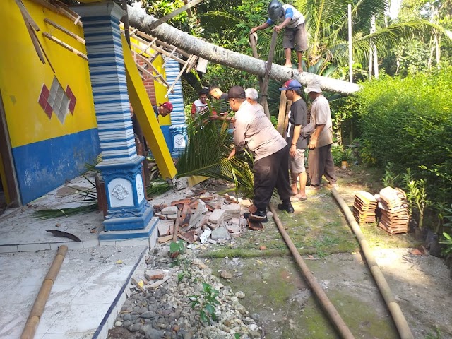 Rumah Warga Buluspesantren Rusak Parah Tertimpa Pohon Kelapa