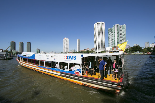 Navigazione sul fiume Chao Phraya a Bangkok