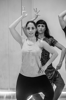 WORKSHOP INTRODUTTIVO ALLA DANZA CLASSICA INDIANA BHARATANATYAM a cura di Marialuisa Sales domenica 29 aprile 2018 GIORNATA INTERNAZIONALE DELLA DANZA ore 11.00-13.00 presso VOX MUNDI  Via Duomo 61, Napoli Nell'ambito di  Napoli Bollywood Festival "Special Cultural Edition" Concept e contatti: Veronica Aishanti Nella storia del cinema indiano la danza classica ha sempre concorso non solo alla preparazione tecnica degli interpreti delle parti danzate, ma altresì ha avuto pregevoli esponenti (come la famosissima Vyjayanthimala) che hanno arricchito le pellicole di adattamenti dai brani classici e semi-classici. Il workshop introdurrà alla danza classica bharata natyam con particolare attenzione a tutti quegli aspetti utilizzabili anche negli stili moderni e cinematografici: la tonicità fisica data dagli esercizi preparatori, la pulizia formale delle linee, la sensibilità ritmica e l’espressività della mimica del volto.  Napoli Bollywood Festival "special Cultural Edition" danza indiana napoli bharata natyam marialuisa sales