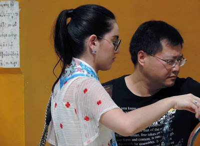 thai famous actress davika hoorne at shwedagon pagoda