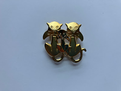 golden cat pin with three kitties