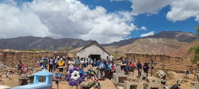 Feier der Eucharistie zum Gedenken an alle verstorbenen Gläubigen in den Gemeinden Esmoraca, Potosí - Bolivien. Casa Grande, Chuqui, Zapatera und Esmoraca.
