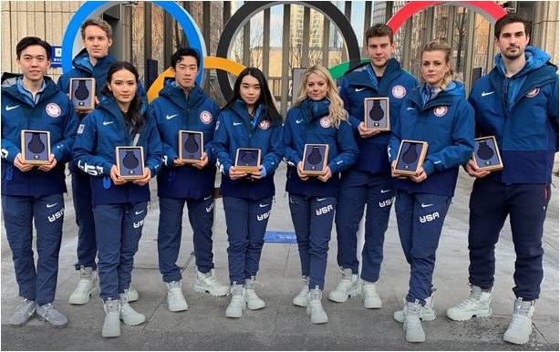 Atletas dos EUA protestam com caixas sem medalhas contra atraso do caso  Valieva - Surto Olímpico