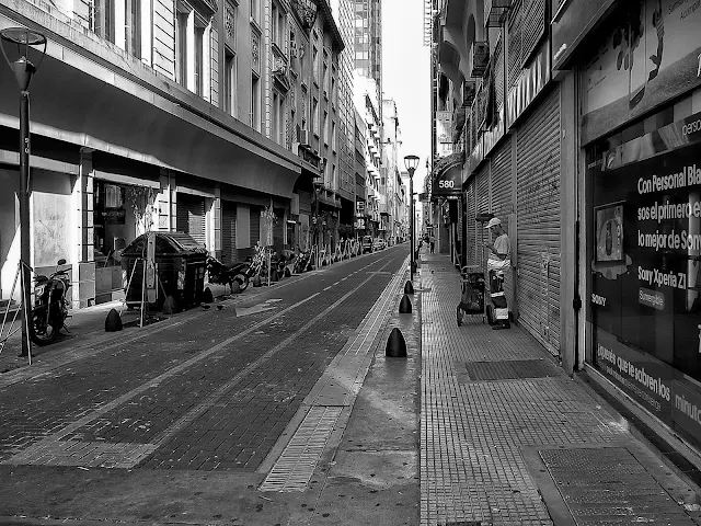 Calle Desierta en Blanco y negro