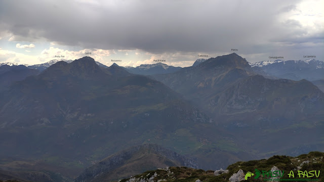 Vista desde la Porra Bescoba de las montañas del Parque Natural de Redes