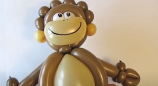 Luftballons zu einer Tierfigur in Form eines Affens verknotet.