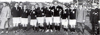 SELECCIÓN DE PAÍSES BAJOS. Temporada 1910-11. Beeuwkes, Van Leijden, Lutjens, Boerdam, Van Berckel, Francken, Van Dijk, De Korver, Thomée, Welcker, De Wolf y árbitro Van de Berg. SELECCIÓN DE ALEMANIA 1 SELECCIÓN DE PAÍSES BAJOS 2 16/10/1910. Partido internacional amistoso. Cláveris (Alemania), campo del VfB Kleve 1903. GOLES: 0-1: 7’, Jan Thomée. 0-2: 16’, Nol Van Berckel. 1-2: 25’, Richard Querck.