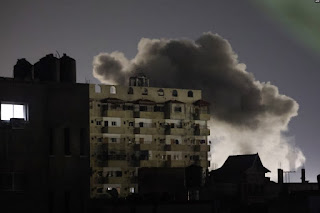 Asap mengepul di atas gedung-gedung di tengah pengeboman Israel di Rafah di Jalur Gaza selatan saat pertempuran berlanjut antara Israel dan kelompok Hamas Palestina, pada 3 Februari 2024. (Foto: AFP)