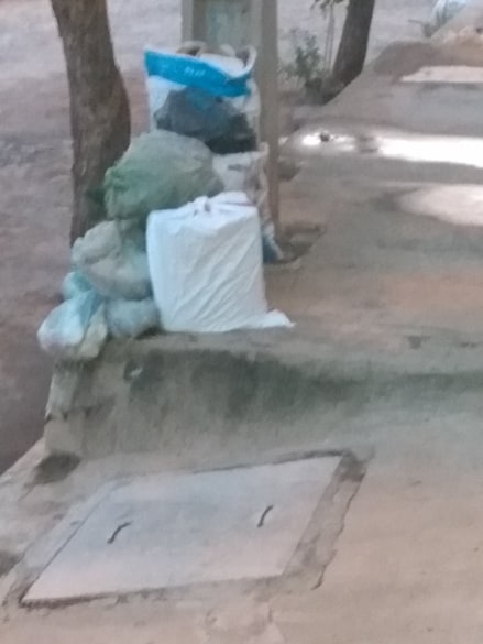 Acúmulo de lixo nas ruas do distrito de São Paulinho, em Acopiara, evidencia o fraco desempenho da administração municipal