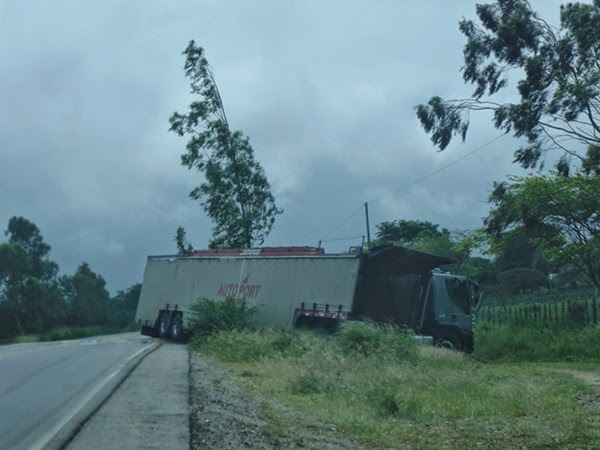 QUEBRA-MOLAS PROVOCAM ACIDENTE SEM VITIMAS NA PE-218