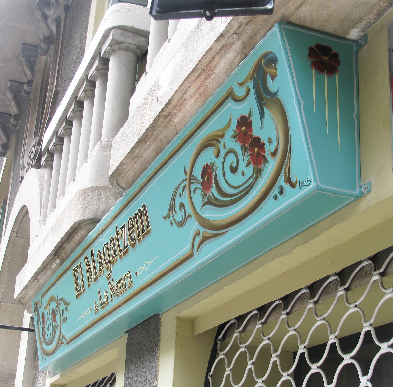 Carteleria de La Neura, Caja volcada en chapa de hierro plegada.
