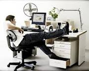 Imagen donde se observa un trabajador frente a un escritorio, mal sentado