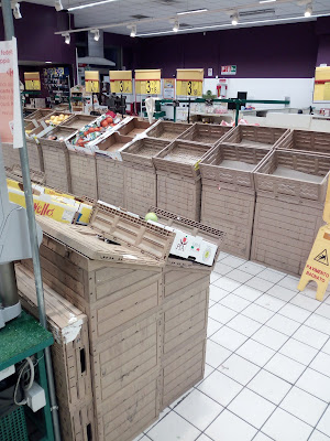 Scaffali della frutta e della verdura vuoti in Lombardia foto da Pavia