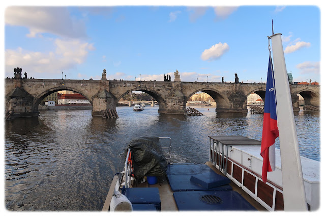 På båttur på Moldau (Vltava) sentralt i Praha.