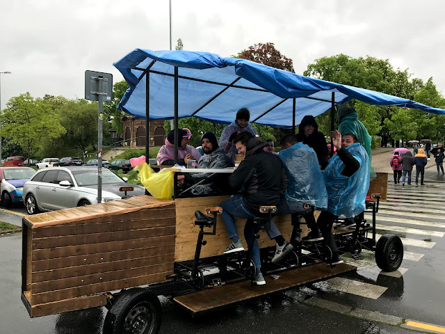 ビールを飲みながら漕ぎ進むビール・バイク（Bier Bike）＠プラハ