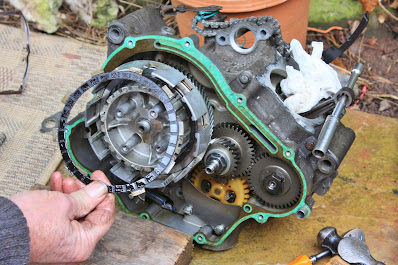 Yamaha YZF R125 clutch rebuild