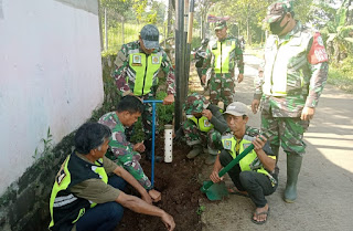 Kegiatan Satgas Citarum Sektor 4 di Sub 2 Mengedukasi Masyarakat Untuk Mendukung Program Citarum Harum Melalui Kegiatan Pembuatan Lubang Biopori