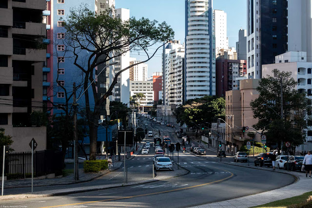 Vales de Sombras formado pela construção de edifícios altos nos dois lados da rua