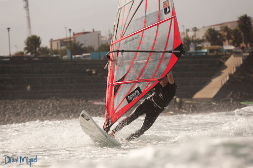 Alfredo windsurfing