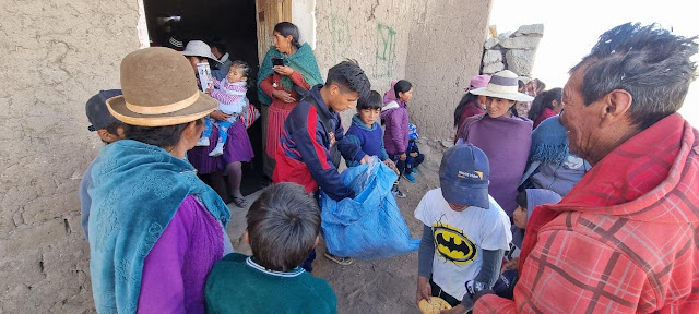 Dank unserer Freunde liefern wir heute zu dem Wort Gottes auch Spielzeug an Kinder im Hochgebirge Boliviens