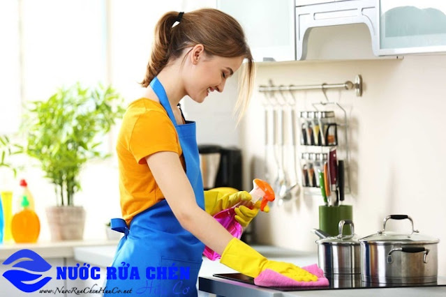 Tuyệt chiêu đánh bay vết dầu mỡ cứng đầu bám trong nhà bếp