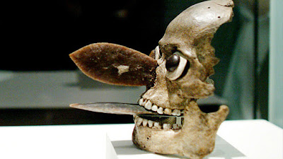 máscara azteca hecha de cráneo humano